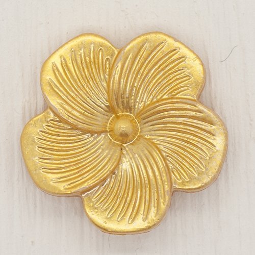 Pearlised Flower Button 18mm